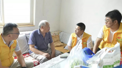2017年7月吴宜民先生看望慰问敬爱的老战士